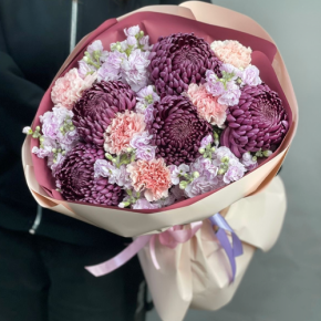 Букет "Софи" из хризантем Бигоуди, диантусов и ароматных маттиол в Ивантеевке