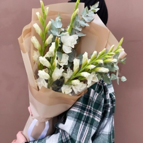 Букет из 5 белых гладиолусов и эвкалипта в Ивантеевке