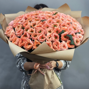 Букет "Персик" из 101 махровой розы Риджентс парк (60 см) в Ивантеевке