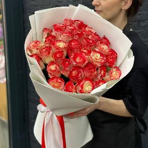 Букет " Клубничный коктейль" из 35 бело-красных роз в Ивантеевке
