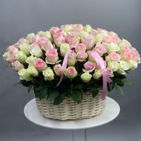Композиция в корзине из 101 кенийской розы пастельный микс (40 см) в Ивантеевке
