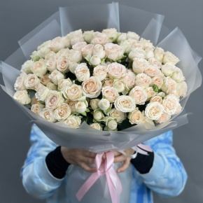 Букет из 35 кремовых кустовых роз (50 см) в Ивантеевке