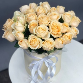 Композиция в шляпной коробке из 35 кремовых кенийских роз в Ивантеевке