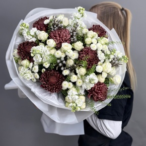 Букет "Шоколадный френч" из кустовых роз, хризантем Бигоуди, брунии, ароматных маттиол и сантини в Ивантеевке