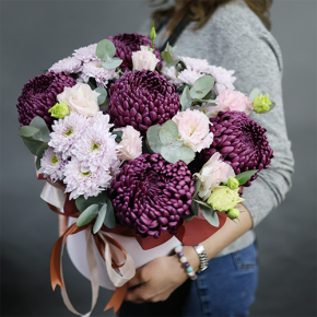 Композиция в шляпной коробке "Наденька" из хризантем Бигоуди, эустом и эвкалипта в Ивантеевке