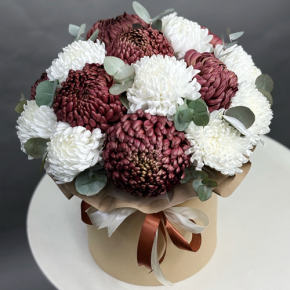 Композиция в шляпной коробке из 19 хризантем  в Ивантеевке