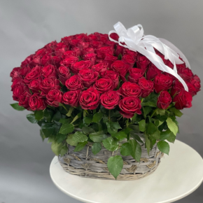 Композиция в корзине из 101 красной розы в Ивантеевке