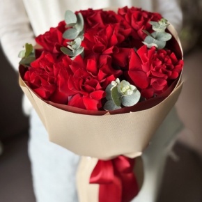 Букет "Красная пантера" из 7 роз Эквадор и эвкалипта в Ивантеевке
