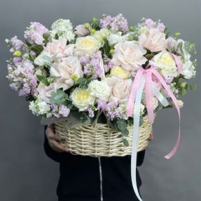 Композиция в корзине из роз Эквадор и ароматных маттиол в Ивантеевке