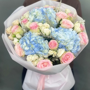 Букет "Легкий ветерок" из роз, конифера и гортензий в Ивантеевке