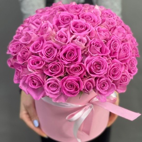 Композиция в шляпной коробке из 71 кенийской розы в Ивантеевке