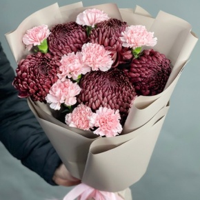 Букет из хризантем Бигоуди и розовых диантусов в Ивантеевке