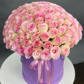 Композиция в шляпной коробке из 151 розы кения в Ивантеевке