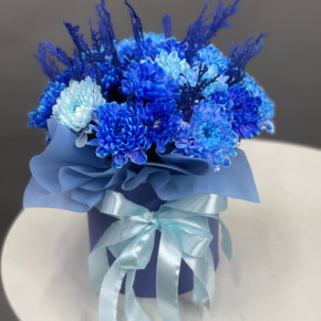 Композиция в шляпной коробке "Магия синего" из хризантем и конифера в Ивантеевке