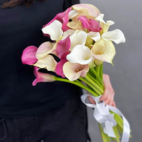 Букет из 21 каллы микс в Ивантеевке