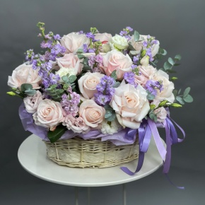 Композиция в корзине из французских роз и ароматных маттиол в Ивантеевке