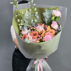 Букет "Таинственное очарование" из мазровых роз Риджентс парк, гиперикума, альстромерий, эустом и дельфиниума в Ивантеевке