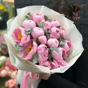 Букет из 15 лососевых пионов с эвкалиптом в Ивантеевке