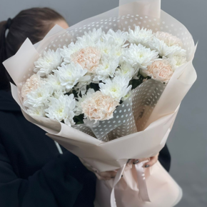 Букет из хризантем и диантусов пудра в Ивантеевке