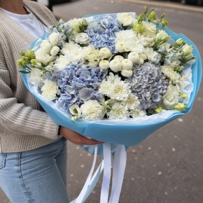 Букет "Голубые облака" из хризантемы, диантусов, Голландской гортензии, дельфиниума и эустомы в Ивантеевке