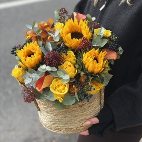 Композиция в сумке "Тональность" из подсолнухов, калл, ягод вибирнума, лимонных роз, скиммии и орхидеи в Ивантеевке