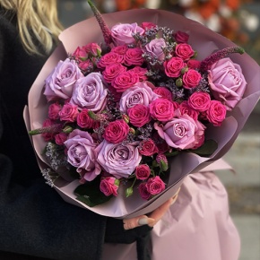 Букет "Малиновый вечер" из кустовых малиновых роз, вероники, лимониума и роз Меритим в Ивантеевке