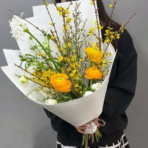 Весенний букет с желтыми ранункулюсами и цветущими ветками форзиции в Ивантеевке