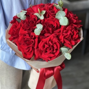 Букет "Красная пантера" из 13 роз Эквадор и эвкалипта в Ивантеевке