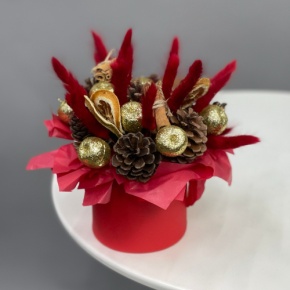 Композиция в шляпной коробке "Глинтвейн золото" из шишек, корицы и лагуруса в Ивантеевке