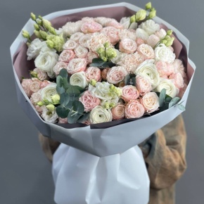 Букет "Амина" из ранункулюсов, кустовых пионовидных роз Бомбастик, эустом и эвкалипта в Ивантеевке