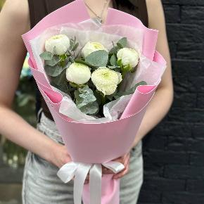 Букет-комплимент из 5 белых ранункулюсов в Ивантеевке