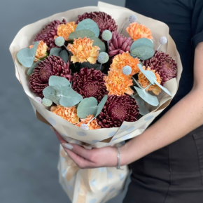 Букет "Персиковый раф" из хризантем Бигоуди, краспедии и диантусов в Ивантеевке