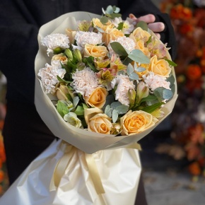 Букет "Пломбирный" из роз Аваланж, диантусов, альстромерий и эвкалипта в Ивантеевке