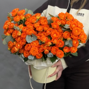 Композиция в шляпной коробке "Закат" из кустовых роз и эвкалипта в Ивантеевке