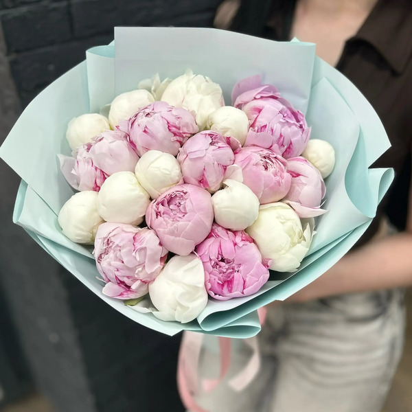 Микс из 19 бело-розовых пионов в Ивантеевке