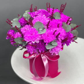 Композиция в шляпной коробке "Магия розового" из хризантем и лаванды в Ивантеевке