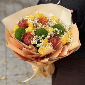 Букет "Зельда" из диантусов Lux, лимонных роз, лейко и ромашек в Ивантеевке