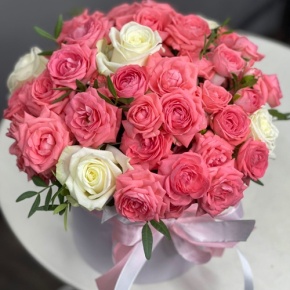 Композиция в шляпной коробке из белых и кустовых коралловых роз в Ивантеевке