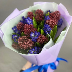 Букет "Твой яркий день" из гиацинтов и скиммии в Ивантеевке
