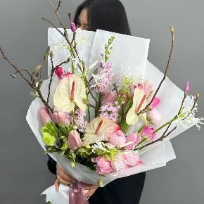 Авторский букет с антуриумами, ранункулюсами и цветущими ветками магнолии в Ивантеевке