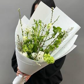 Белый букет с сиренью, ранункулюсами и тюльпанами в Ивантеевке