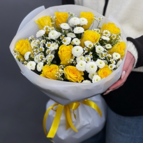 Букет "Синди" из лимонных роз, ромашек и хризантем сантини в Ивантеевке