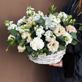 Композиция в корзине "Фея" из маттиол, диантусов, эустом и эвкалипта в Ивантеевке