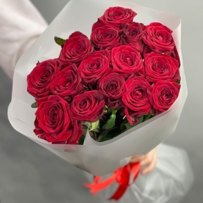 Букетик из 15 красных роз (60 см) в Ивантеевке