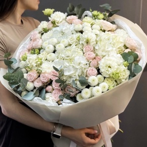 Букет "Пастелла" из кустовых пионовидных роз, Голландской Гортензии, эустомы, хризантемы Ньютон и эвкалипта в Ивантеевке