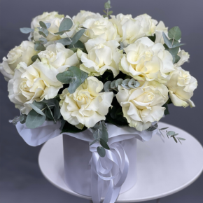 Композиция в шляпной коробке из роз Эквадор Мондиаль в Ивантеевке