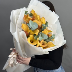 Букет из 17 оранжевых калл с эвкалиптом в Ивантеевке