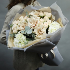 Букет "Вайб" из роз Эквадор Квиксенд, гортензии и кустовых роз в Ивантеевке