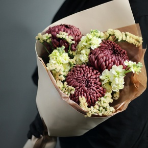 Букет "Корица" из хризантем Бигоуди, статицы и маттиол в Ивантеевке