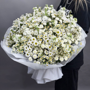 Букет "Эдем" из хризантем, маттиол и ромашек в Ивантеевке